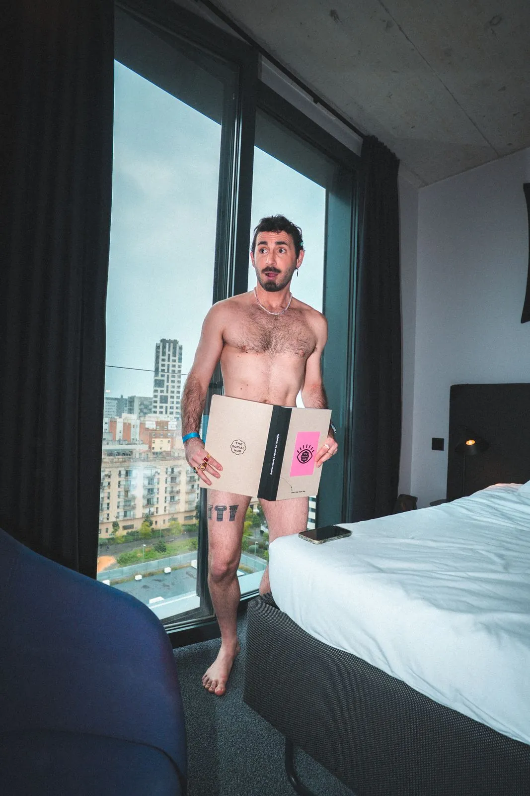 Retrato de artista con un libro junto a la ventana