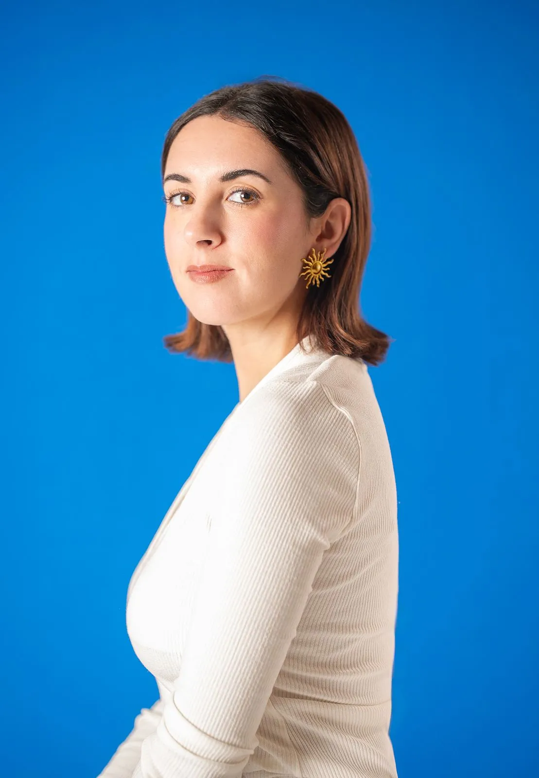Retrato de mujer sobre fondo azul