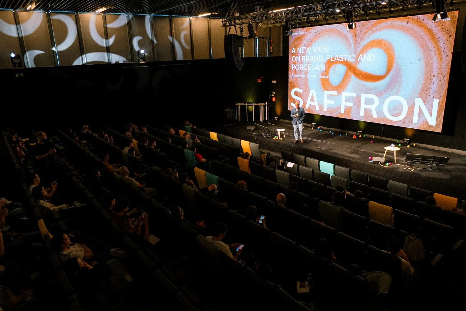 Público en una conferencia con la pantalla de Saffron