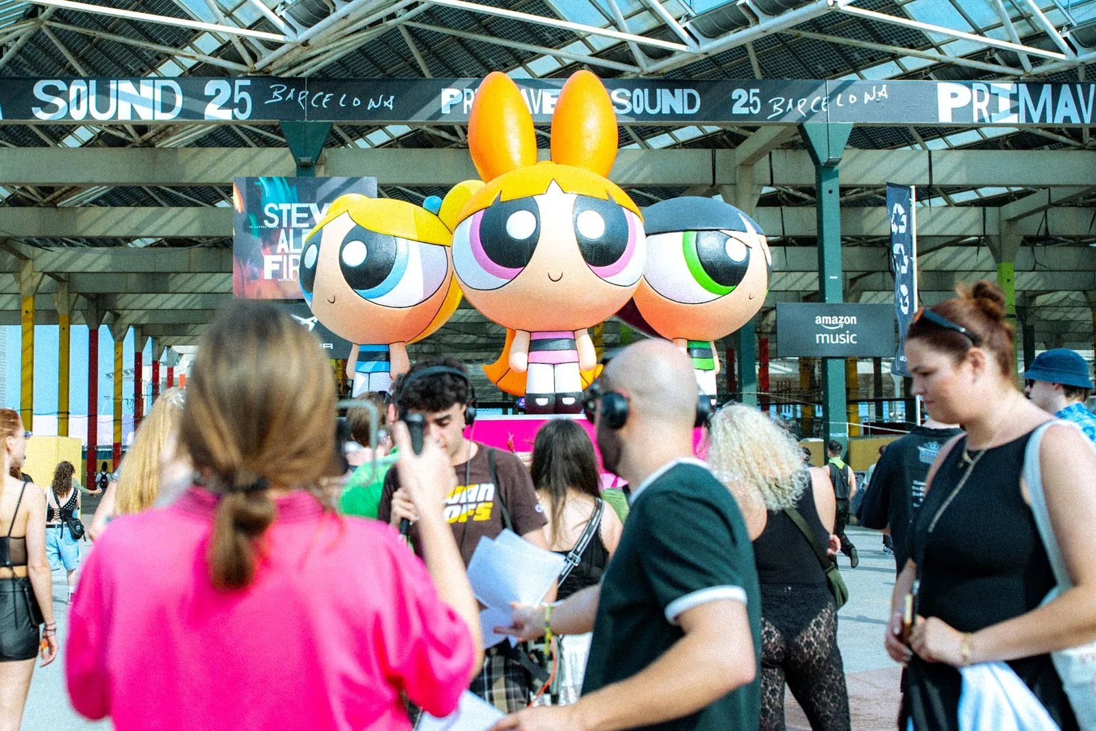 Público ante las Supernenas gigantes del Primavera Sound