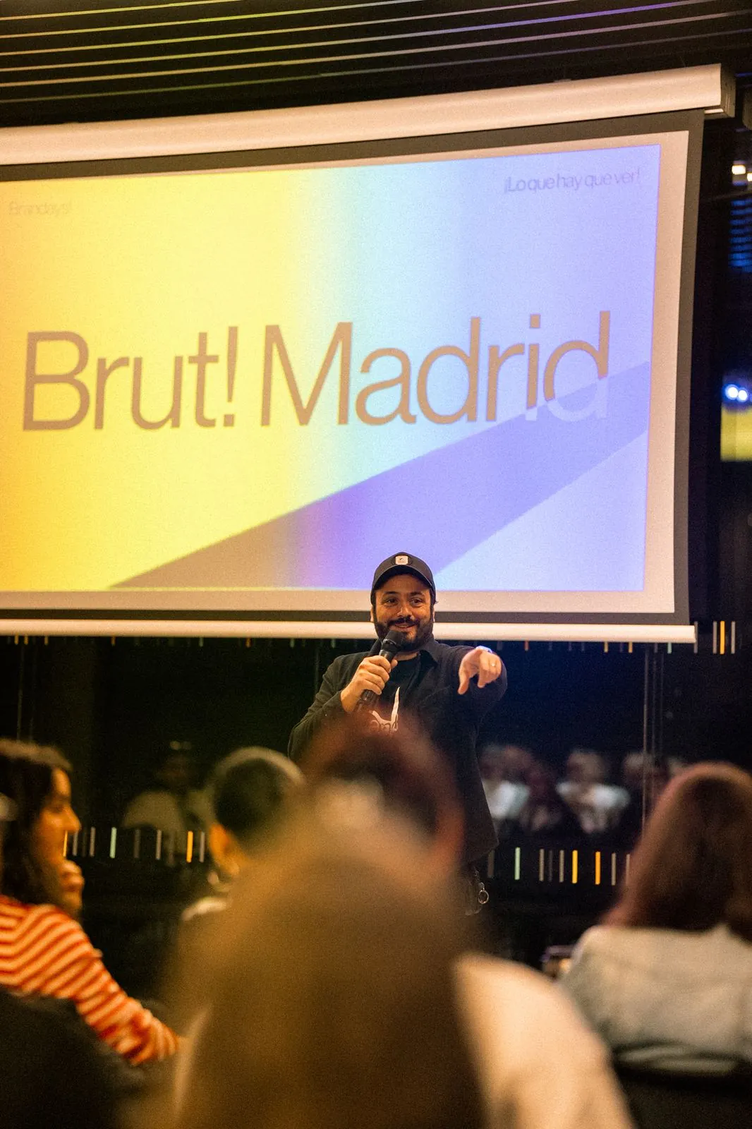 Ponente con micrófono ante la pantalla de Brut! Madrid