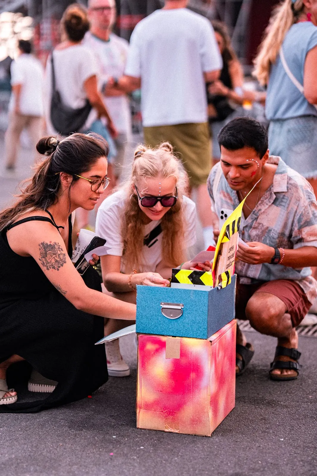 Asistentes del Cruïlla abriendo una caja pintada