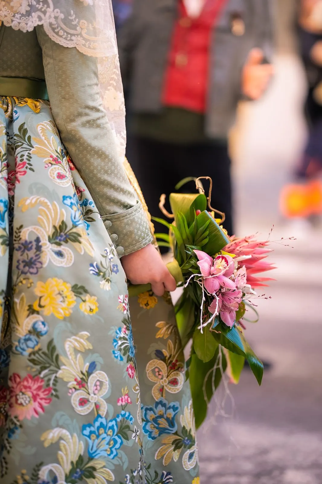 Fallera con ramo de flores y falda bordada