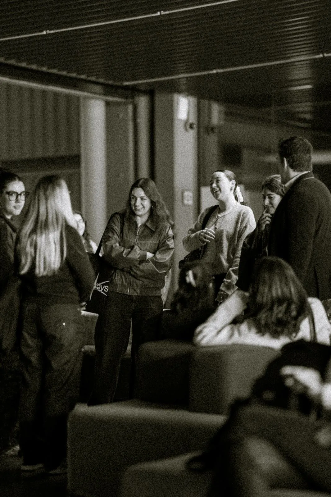 Asistentes charlando en blanco y negro