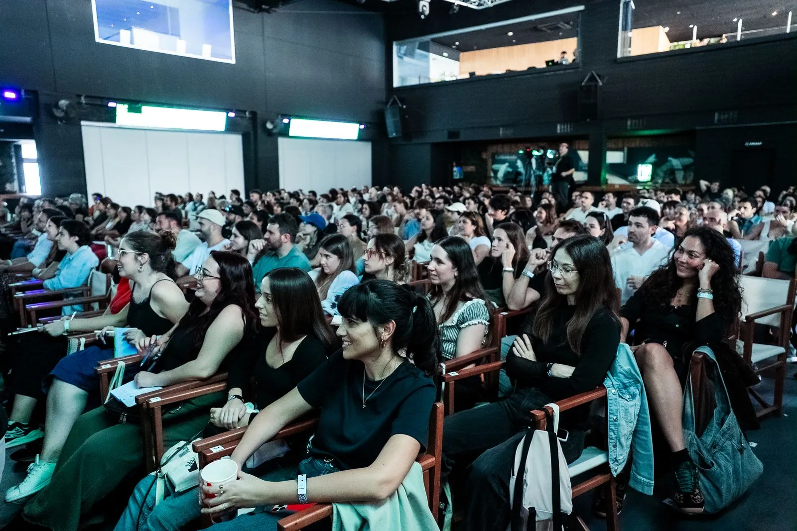 Público llenando un auditorio en una conferencia