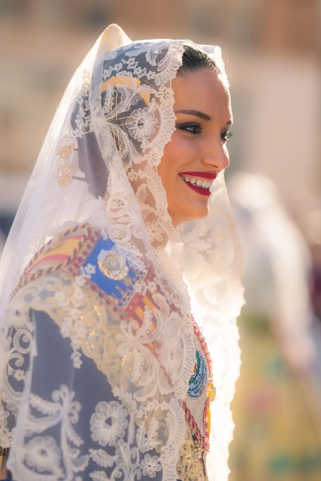 Fallera sonriendo en las Fallas