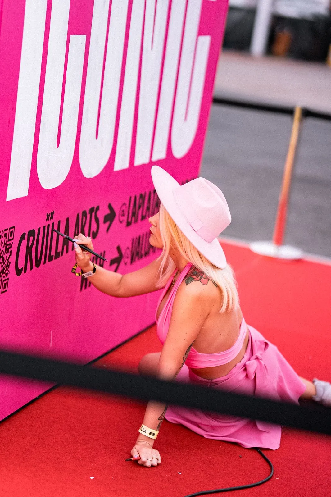 Chica escribiendo en el photocall del Cruïlla