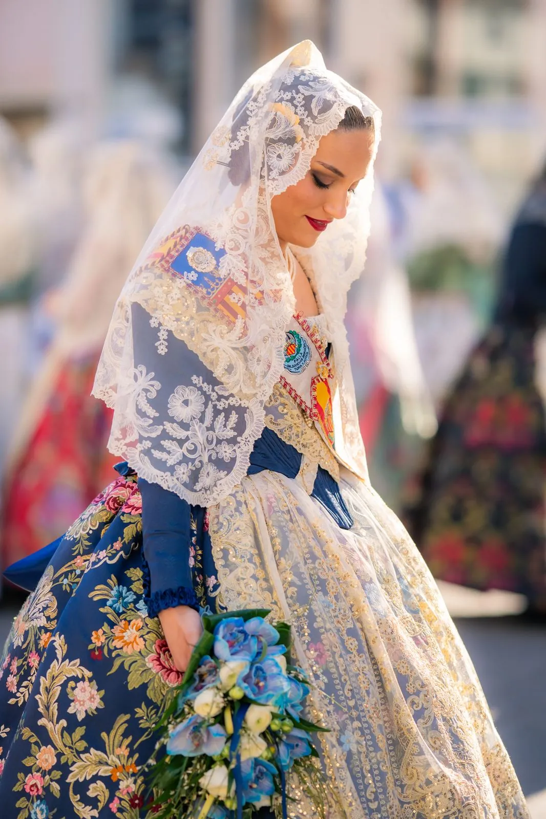 Fallera con mantilla de encaje y ramo azul