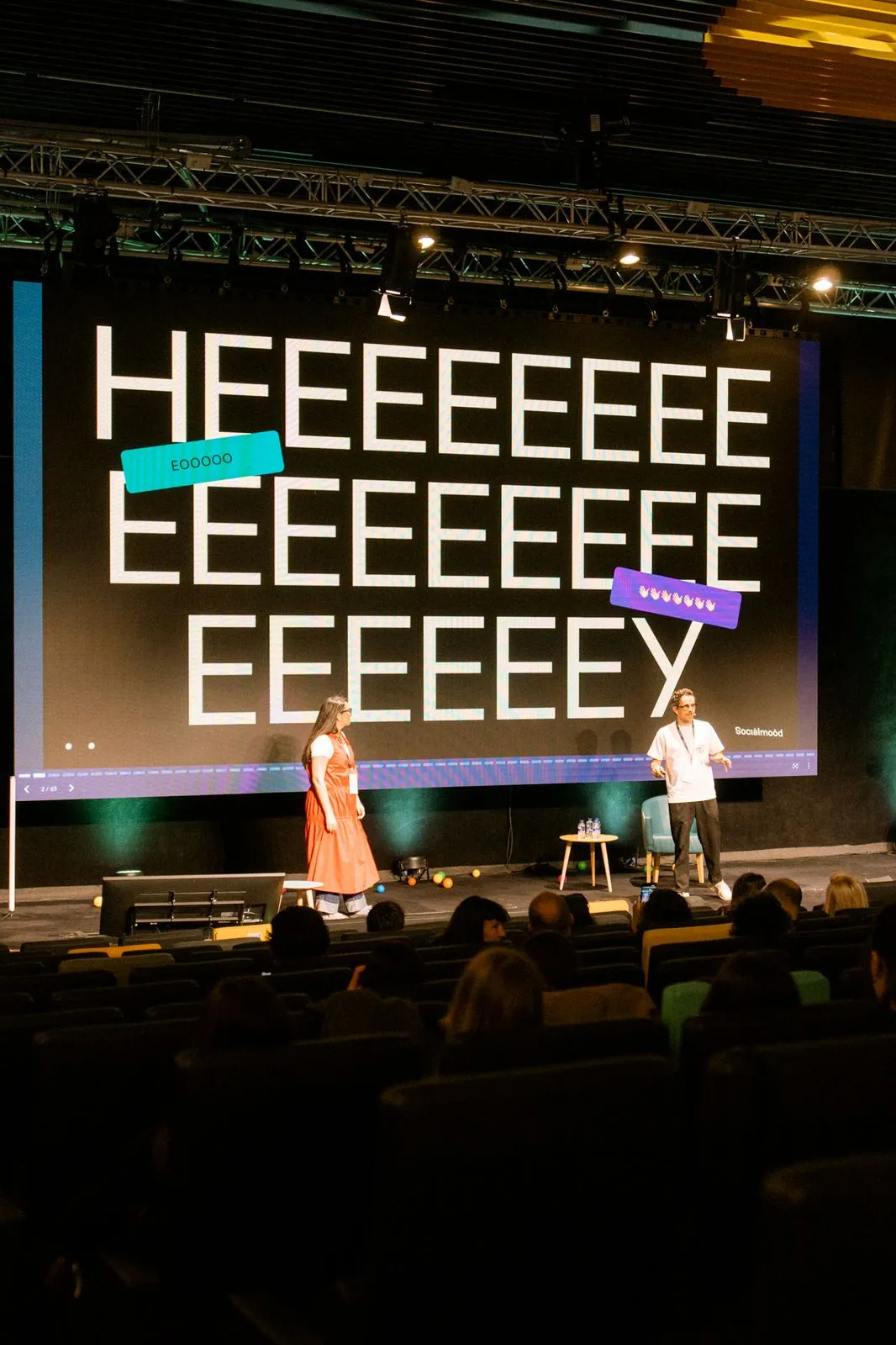 Escenario con letras gigantes en el Blanc Festival