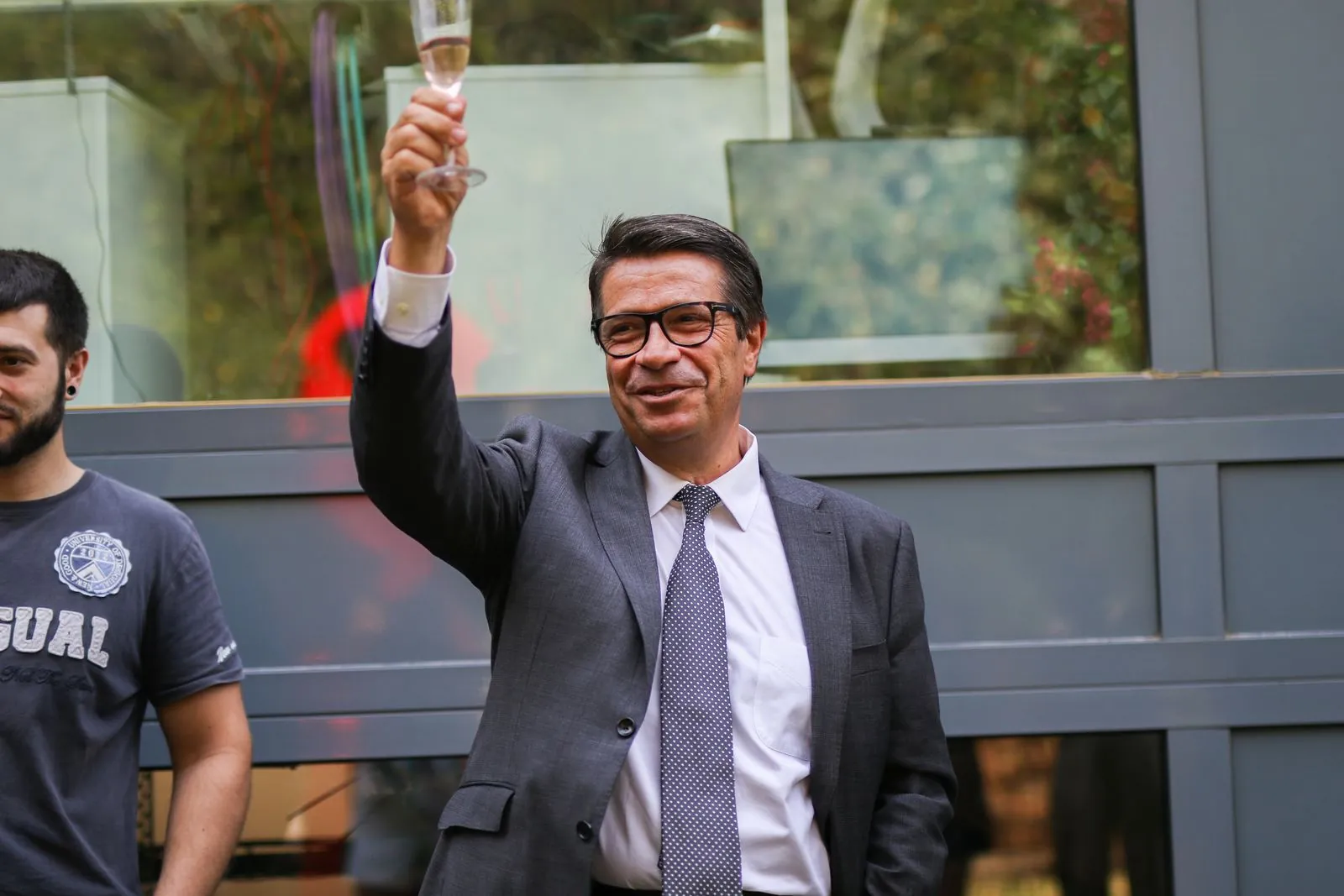 Brindis con copa de cava en un evento de empresa