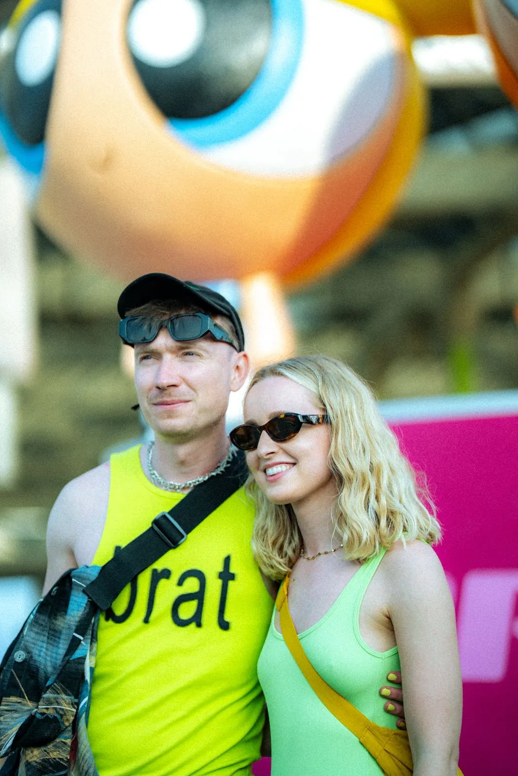 Pareja con ropa flúor en el Primavera Sound