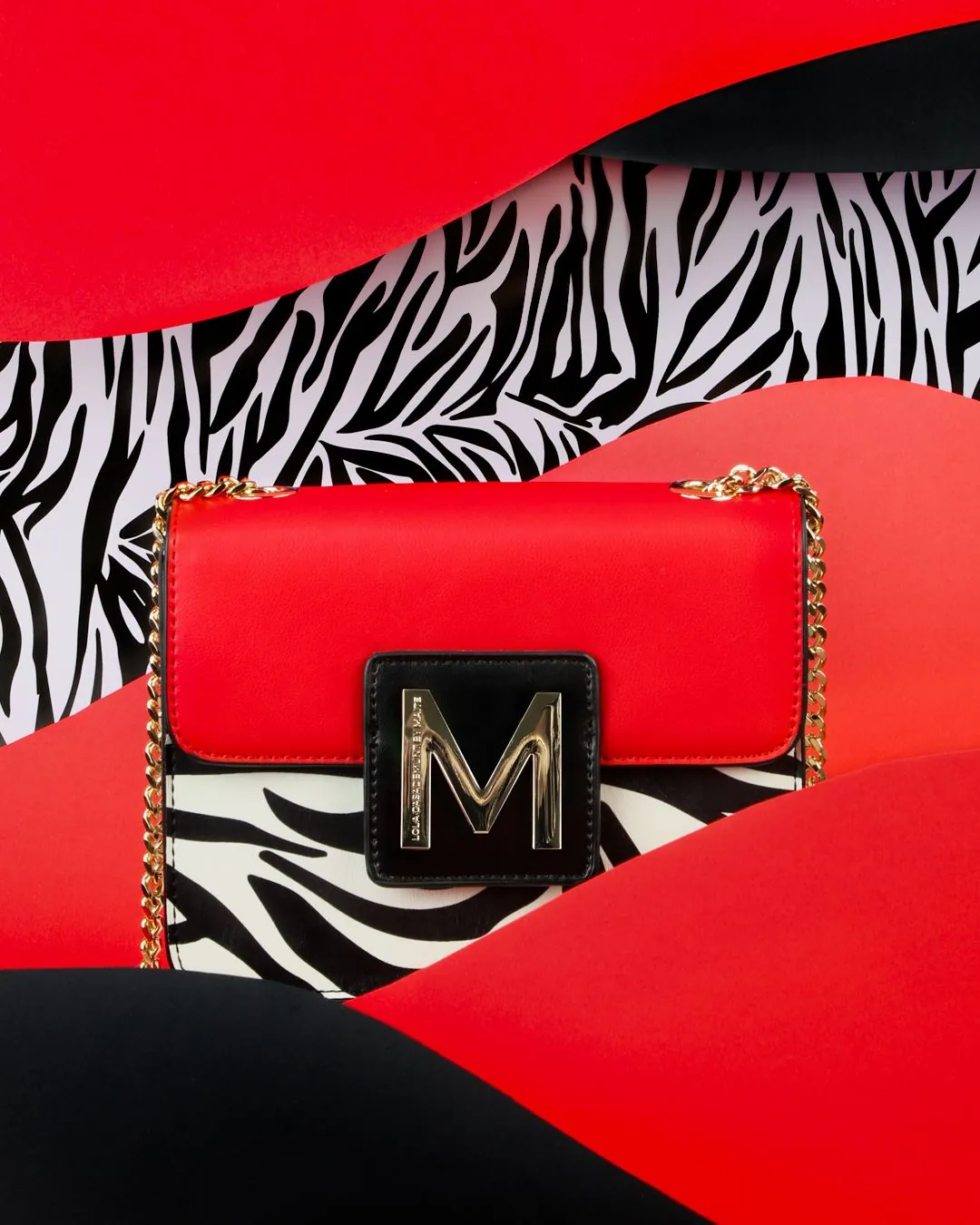 Bolso rojo de Lola Casademunt sobre fondo de cebra