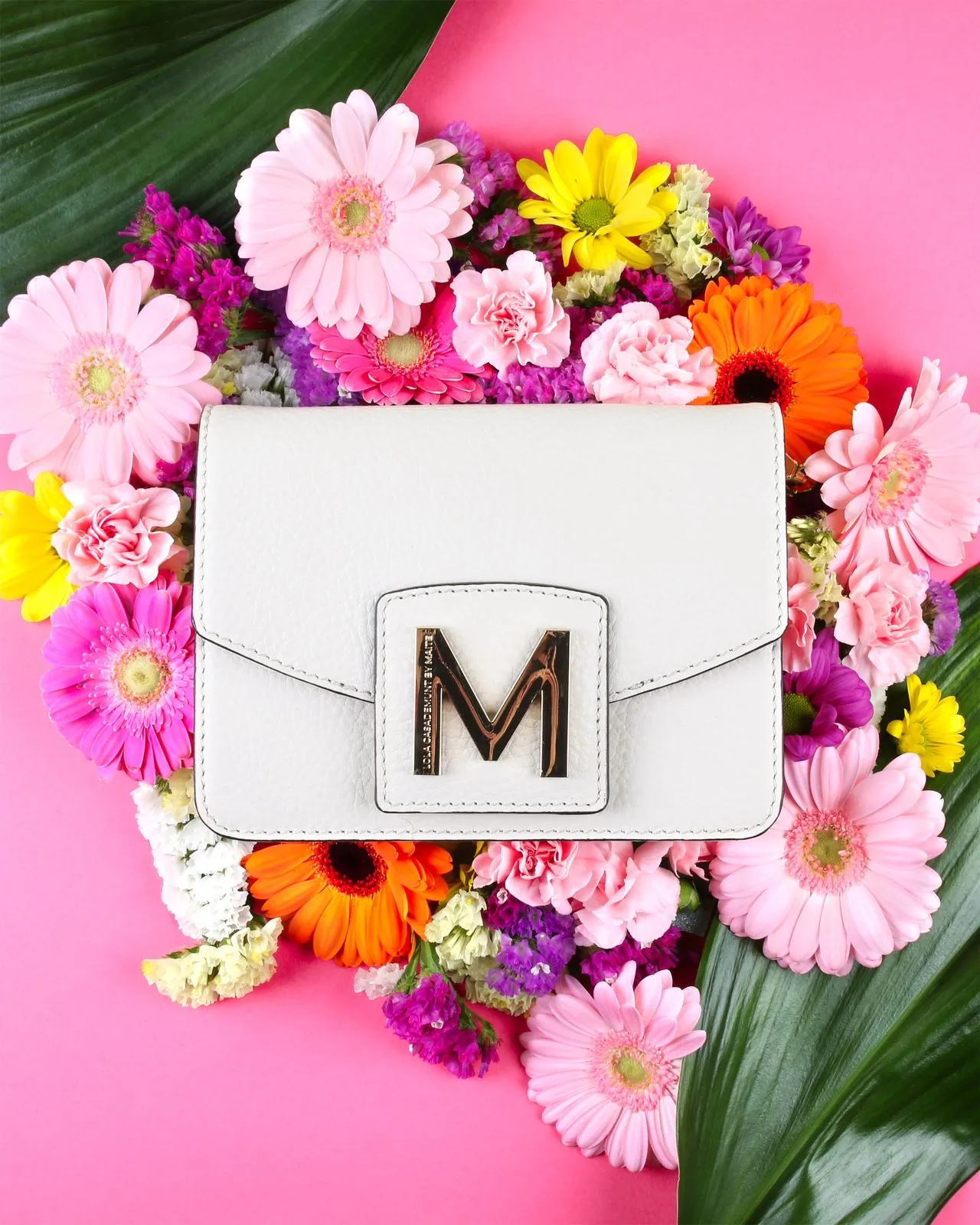 Bolso blanco de Lola Casademunt entre flores
