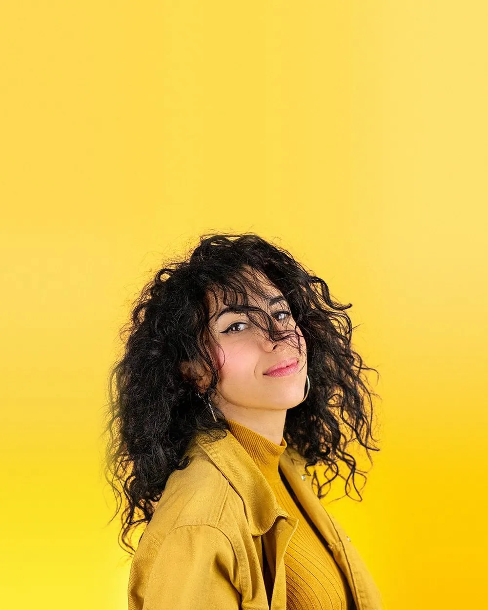 Marta, fotógrafa de Coloraxia, sobre fondo amarillo